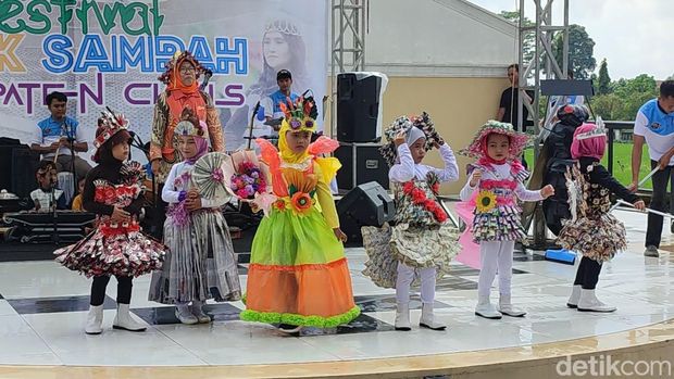 Festival Bank Sampah memeriahkan akhir rangkaian World Cleanup Day (WCD) 2022 di Kabupaten Ciamis.