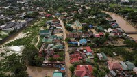 Hampir 75.000 orang telah dievakuasi dari rumah-rumah mereka sebelum Topan Super Noru menghantam negara kepulauan itu. Badan meteorologi sebelumnya telah mengingatkan hujan lebat dapat menyebabkan banjir serius di daerah-daerah yang rentan, memicu tanah longsor dan menghancurkan tanaman. REUTERS/Adrian Portugal