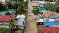 Noru yang merupakan topan terkuat yang pernah melanda Filipina tahun ini, telah menghantam pantai di kota Burdeos, Quezon, pada Minggu (25/09) malam. Badai mulai melemah saat terus bergerak melintasi pulau utama Luzon, tempat di mana ribuan penduduk dievakuasi ke tempat penampungan darurat. REUTERS/Adrian Portugal