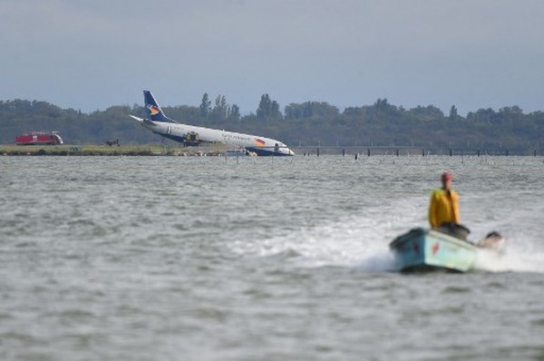 Pesawat bertipe Boeing 737 Aeropostale itu gagal mendarat dengan sempurna di Bandara Montpellier, Prancis pada Sabtu (24/9/2022) malam. Kecelakaan pesawat kargo ini dikabarkan tidak menyebabkan penumpang cedera. Hanya saja insiden itu tetap diselidiki otoritas yang berwenang. Foto: AFP/SYLVAIN THOMAS Pesawat bertipe Boeing 737 Aeropostale itu gagal mendarat dengan sempurna di Bandara Montpellier, Prancis pada Sabtu (24/9/2022) malam. Kecelakaan pesawat kargo ini dikabarkan tidak menyebabkan penumpang cedera. Hanya saja insiden itu tetap diselidiki otoritas yang berwenang. Foto: AFP/SYLVAIN THOMAS