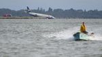 Potret Pesawat Tergelincir Nyaris Masuk Danau di Prancis