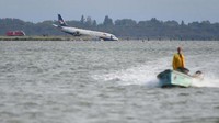 Pesawat bertipe Boeing 737 Aeropostale itu gagal mendarat dengan sempurna di Bandara Montpellier, Prancis pada Sabtu (24/9/2022) malam. Kecelakaan pesawat kargo ini dikabarkan tidak menyebabkan penumpang cedera. Hanya saja insiden itu tetap diselidiki otoritas yang berwenang. Foto: AFP/SYLVAIN THOMAS