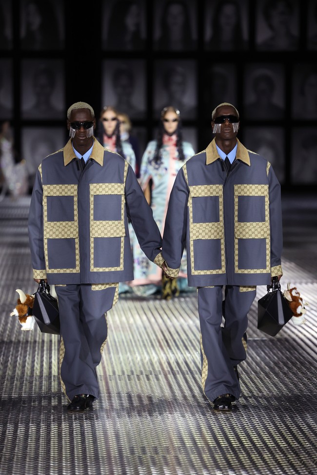 Sosok Gremlin menghiasi bagian rok dalam bentuk digital-print. Ada pula yang mewujud sebagai boneka yang menyembul dari kantong depan tas atau hiasan yang bergantungan dari tali tas. (Foto: Getty Images for Gucci/Daniele Venturelli)