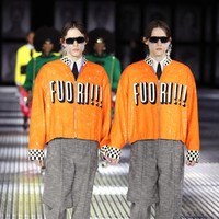 Michele juga menyertakan jaket sebuah jaket sequin kuning yang dihiasi tulisan “Fuori!!!”. Dilansir dari New York Times, kata tersebut merupakan singkatan dari nama sebuah majalah, Fronte Unitario Omosessuale Rivoluzionario Italiano. Terbit di era 1970-an, majalah tersebut menyuarakan aspirasi kaum LGBT Italia. Kita berhak merasakan kebebasan. Kita berjuang untuk mendapatkan kebebasan, katanya. (Foto: Getty Images for Gucci/Daniele Venturelli)