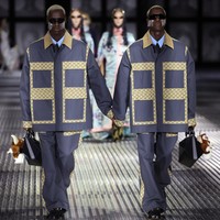 Sosok Gremlin menghiasi bagian rok dalam bentuk digital-print. Ada pula yang mewujud sebagai boneka yang menyembul dari kantong depan tas atau hiasan yang bergantungan dari tali tas. (Foto: Getty Images for Gucci/Daniele Venturelli)