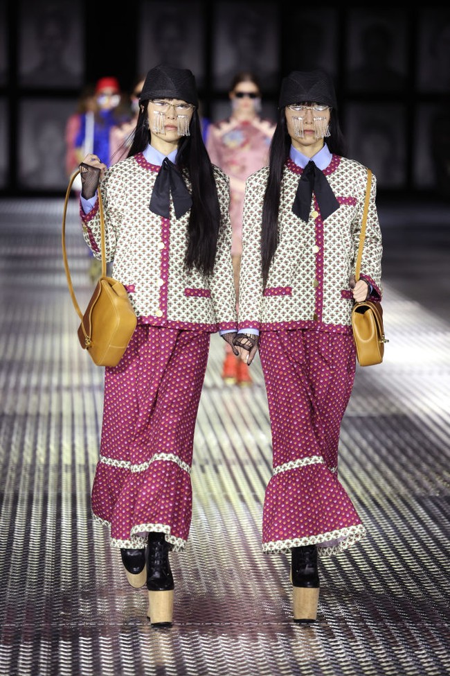 Lebih dari itu, ia ingin mengeksplor dua sisi kepribadian dalam satu individu. Aku sadar ada sisi yang berbeda dari diriku. Aku menemukannya saat menjalani sesi terapi. Kita semua masing-masing memiliki sisi yang berbeda, dan kadang saat bertemu dengan mereka, kita bergandengan tangan, kata Michele seperti dikutip The Guardian. (Foto: Getty Images for Gucci/Daniele Venturelli)