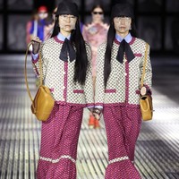 Lebih dari itu, ia ingin mengeksplor dua sisi kepribadian dalam satu individu. Aku sadar ada sisi yang berbeda dari diriku. Aku menemukannya saat menjalani sesi terapi. Kita semua masing-masing memiliki sisi yang berbeda, dan kadang saat bertemu dengan mereka, kita bergandengan tangan, kata Michele seperti dikutip The Guardian. (Foto: Getty Images for Gucci/Daniele Venturelli)