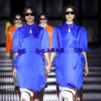 Koleksi Gucci Spring/Summer 2023 masih kental dengan estetika maksimalis yang dibawa oleh Alessandro Michele sejak bergabung dengan Gucci sebagai kepala tim kreatif pada Januari 2015. Akan tetapi, ada sentuhan berbeda kali ini dengan kehadiran karakter Gremlin. (Foto: Getty Images for Gucci/Daniele Venturelli)