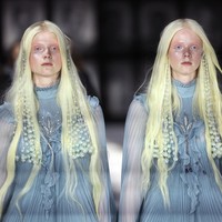 Bagaimana Gucci bisa menemukan model kembar identik yang jumlahnya sampai puluhan pasangan itu? Rumah mode yang eksis sejak 1921 itu ternyata mengirim tim ke konvensi orang-orang kembar di Twinsburg, Ohio, Amerika Serikat. Di situ, mereka diam-diam mencari para kembaran yang sesuai kriteria untuk peragaan kali ini. (Foto: Getty Images for Gucci/Daniele Venturelli)