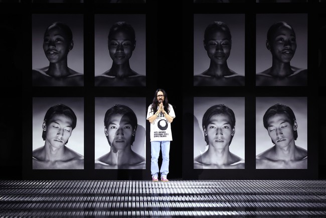 Desainer Alessandro Michele turut melalui perpisahan yang berat pada akhir 2022. Secara mengejutkan, ia diumumkan angkat kaki dari Gucci setelah menjabat sebagai direktur kreatif selama tujuh tahun. Kabarnya, penjualan Gucci yang menurun menjadi penyebab Kering sebagai pemilik Gucci melepas sang desainer. (Foto: Getty Images for Gucci/Daniele Venturelli)