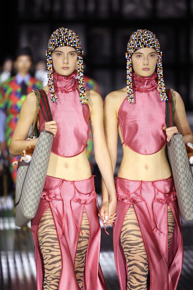Gucci Twinsburg, demikian rumah mode kebanggaan Italia tersebut menamai peragaan koleksi Spring/Summer 2023 yang digelar dalam rangkaian Milan Fashion Week, Jumat (23/9/2022). Sesuai tajuk perhelatan tersebut, Gucci menampilkan 68 pasang kembar identik sebagai model. (Foto: Getty Images for Gucci/Daniele Venturelli)