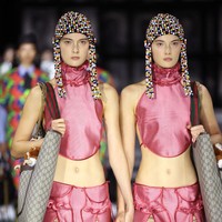 Gucci Twinsburg, demikian rumah mode kebanggaan Italia tersebut menamai peragaan koleksi Spring/Summer 2023 yang digelar dalam rangkaian Milan Fashion Week, Jumat (23/9/2022). Sesuai tajuk perhelatan tersebut, Gucci menampilkan 68 pasang kembar identik sebagai model. (Foto: Getty Images for Gucci/Daniele Venturelli)