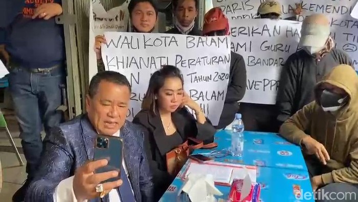 Guru honorer di Bandar Lampung mengadu ke Hotman Paris karena gaji belum dibayarkan.