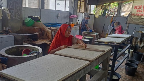 Nurhalimah salah satu perajin tahu dan tempe di karangasem memilih mengurangi produksi akibat dampak mahalnya harga kedelai.