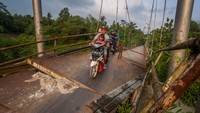 Jembatan tersebut konstruksi telah miring dan sebagian besinya mengalami kerusakan sehingga membahayakan bagi yang melintas.