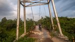 Ngeri! Bertaruh Nyawa Lewati Jembatan Rusak di Rangkasbitung