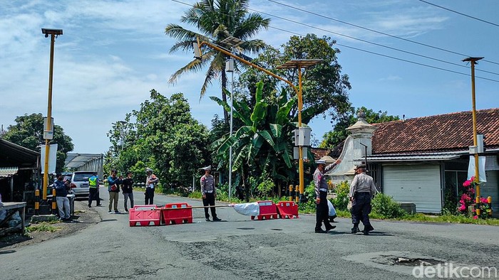 Jembatan Glagah di ruas Jalur Jalan Lintas Selatan (JJLS) Kulon Progo, Daerah Istimewa Yogyakarta (DIY), ditutup gegara ambles, Senin (26/9/2022).
