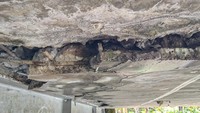 Kepala Seksi Pemeliharaan Jalan dan Jembatan DPUP-ESDM DIY Wira Sasongko Putro mengatakan berdasarkan hasil pengamatan sekilas, ditemukan korosi pada rangka baja bagian bawah jembatan tersebut, Senin (26/9/2022). Foto: Jalu Rahman Dewantara/detikJateng