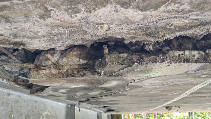 Jembatan Glagah di ruas Jalur Jalan Lintas Selatan (JJLS) Kulon Progo, Daerah Istimewa Yogyakarta (DIY), ditutup gegara ambles, Senin (26/9/2022).