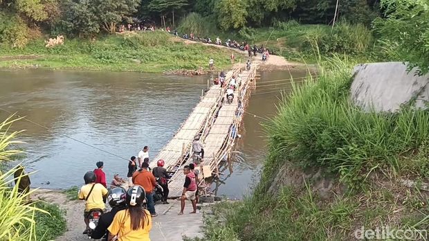 Antrian kendraan di jembatan sesek yang menghubungkan Kampung Beton, Kelurahan Kampungsewu, Kecamatan Jebres, Kota Solo, ke Desa Gadingan, Kecamatan Mojolaban, Kabupaten Sukoharjo, Senin (26/9/2022) sore.