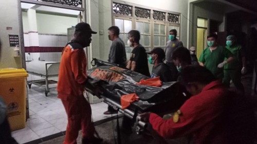 Jenazah yang ditemukan di Pantai Kelating dan diduga hanyut di Pantai Batu Tampih masih terbungkus saat dibawa ke kamar jenasah BRSUD Tabanan, Senjn (26/9/2022) petang. (chairul amri simabur/detikBali)