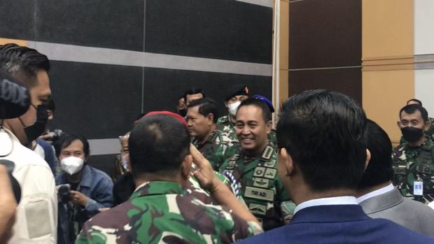 Jenderal Dudung beri hormat ke Jenderal Andika (Firda-detikcom)