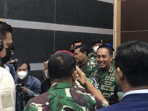 Momen KSAD Dudung Beri Hormat dan Salaman dengan Panglima TNI