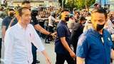 Disambut Ramai Warga di Baubau, Jokowi Jalan Kaki Menuju Hotel