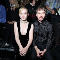 Peragaan busana Gucci semakin meriah dengan kehadiran para selebriti di front row. Hadir aktris Julia Garner yang namanya meroket setelah memerankan sosok penipu Anna Delvey di serial Netflix Inventing Anna. (Foto: Getty Images for Gucci/Victor Boyko)