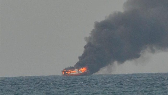 Kapal nelayan terbakar di perairan Anyer