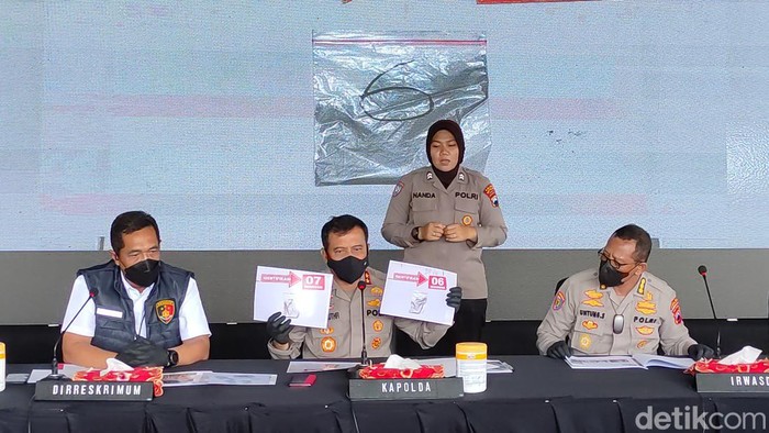 Kapolda Jateng Irjen Ahmad Luthfi jumpa pers soal ledakan di dekat Asrama Brimob Grogol Indah Sukoharjo, Senin (26/9/2022).