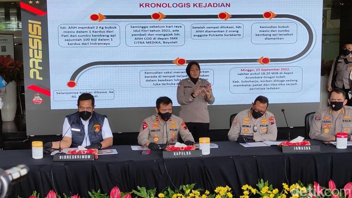 Kapolda Jawa Tengah Irjen Ahmad Luthfi jumpa pers soal paket berisi bahan petasan meledak di dekat Asrama Brimob Grogol Indah Sukoharjo, Senin (26/9/2022).