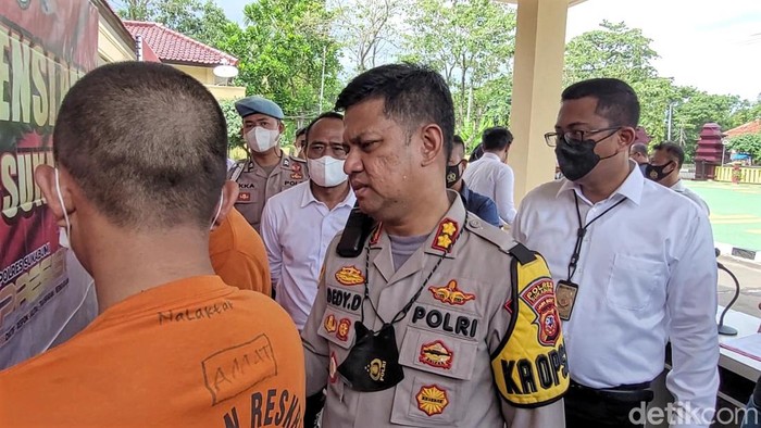 Kapolres Sukabumi AKBP Dedy Darmawansyah menginterogasi salah seorang pelaku pencurian ATM