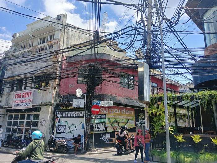 Kawasan Jalan Legian Kuta, Badung disorot akibat banyak kabel yang kondisinya semrawut. Kondisi kabel semrawut di Kawasan Jalan Legian Kuta, Badung menjadi sorotan.
