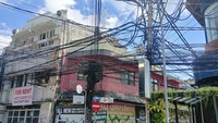 Penelusuran tim detikBali, Senin (26/9/2022), di beberapa titik ruas jalan atau gang terdapat sejumlah kabel bertumpuk. Seperti di gang Jalan Benesari, nampak satu buah tiang menampung sejumlah kabel dari berbagai penjuru. Selain itu di Jalan Benesari, di depan Ground Zero tepatnya di gang Poppies II pemandangan yang sama terlihat. Foto: Triwidiyanti