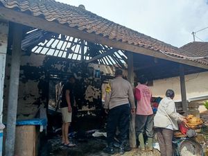 Diduga Akibat Korsleting, Rumah Warga di Kerambitan Tabanan Terbakar
