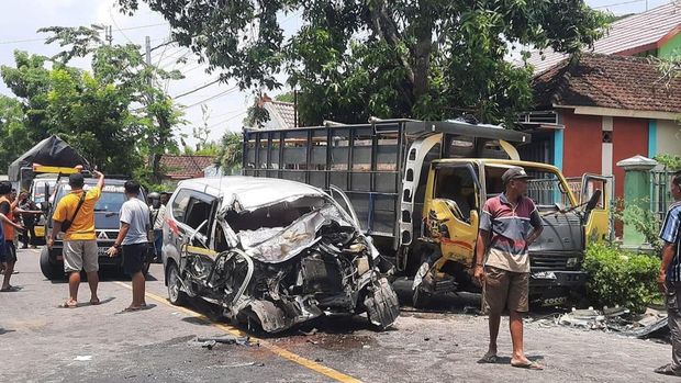 Kecelakaan Avanza vs truk di Bojonegoro menewaskan tiga orang. Kecelakaan ini terjadi di Boureno, Bojonegoro, Minggu (25/9). Berikut informasinya.