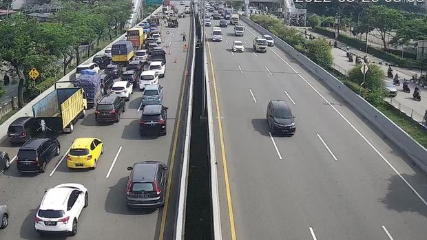Kecelakaan di Tol JORR, Jakarta Barat melibatkan sebuah mobil Toyota Calya dengan mobil boks Isuzu. Mobil Calya tersebut pun terguling di lokasi kejadian.