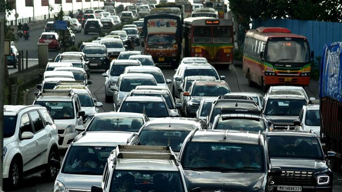 MUMBAI, INDIA SEPTEMBER 25: An Over speeding dumper vehicle heading towards Navi Mumbai hits 12 cars, Maharashtra State Transport bus and a biker at Vashi Toll Plaza causing heavy traffic jam, biker riding pillion admitted to hospital in critical condition at Vashi Toll Plazain Navi, on September 25, 2022 in Mumbai, India. (Photo by Bachchan Kumar/Hindustan Times via Getty Images)
