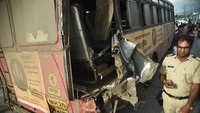 Selain itu, truk juga menabrak bus Transportasi dan pengendara sepeda motor. Baik pengendara maupun pembonceng sepeda motor terseret oleh truk, yang kemudian menabrak papan logam dan berhenti. Keduanya dalam kondisi kritis dan dilarikan ke Rumah Sakit Umum Vashi, sementara seorang pengendara roda empat pergi dengan luka ringan.