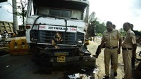 Sebuah kendaraan truk dumper yang hancur akibat kecelakaan di Vashi Toll Plazain Navi, Mumbai, India. Minggu (25/9/2022). Kecelakaan tersebut dikarenakan truk melaju sangat kencang.