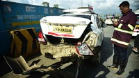 Bagian belakang mobil yang hancur karena ditabrak oleh truk. Menurut polisi, truk dumper dengan nomor registrasi MH-46-AAF-6694 itu melaju dengan sangat kencang hingga menyebabkan kecelakaan di Plaza Tol Vashi.