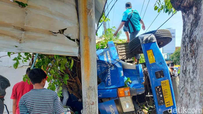 Kecelakaan truk tangki di Banyuwangi terjadi pada Minggu (25/9/2022). Truk tangki solar itu diketahui menabrak sebuah warung hingga beberapa pengendara motor.
