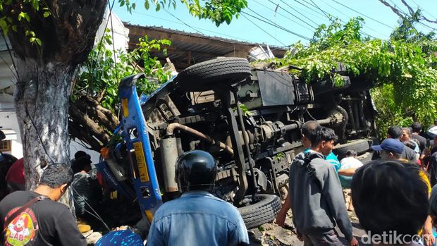 Kecelakaan truk tangki di Banyuwangi terjadi pada Minggu (25/9/2022). Truk tangki solar itu diketahui menabrak sebuah warung hingga beberapa pengendara motor.