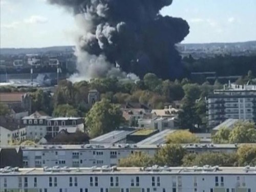 Kepulan Asap saat Pasar Makanan Segar Terbakar di Paris