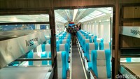 Kereta panoramic merupakan hasil modifikasi dua gerbong kereta kelas eksekutif. Hampir sebagian gerbong diubah menjadi kaca-kaca. Foto: Deny Prastyo Utomo