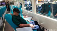 Kereta panoramic juga dilengkapi dengan sunroof dan kursi yang dapat diputar ke samping. Foto: Deny Prastyo Utomo
