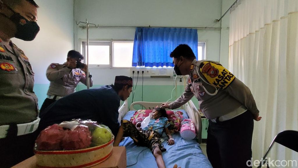 Aksi Polisi Sukabumi Bantu Bocah Pengidap Komplikasi Penyakit