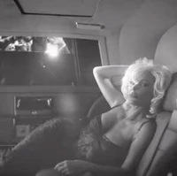 Kali ini dalam video promosi bertajuk #CiaoKim, Kim tampil bak Marilyn Monroe dengan rambut pirang yang curly dan pendek. Dia mengenakan dress hitam Dolce & Gabbana. Foto: Dok. Getty Images, Dolce & Gabbana