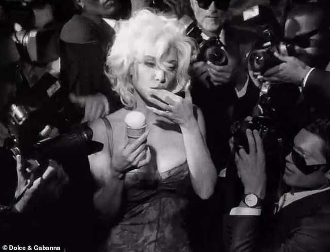 Kim Kardashian berakting bak Marilyn Monroe sedang diburu oleh media dan berpose di dalam limousine dalam video promosi koleksi Dolce & Gabbana Spring/Summer 2023. Foto: Dok. Getty Images, Dolce & Gabbana